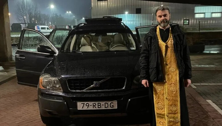 Настоятель одного из зарубежных приходов УПЦ и приобретенный на нужды ВСУ автомобиль. Фото: vzcz.church.ua