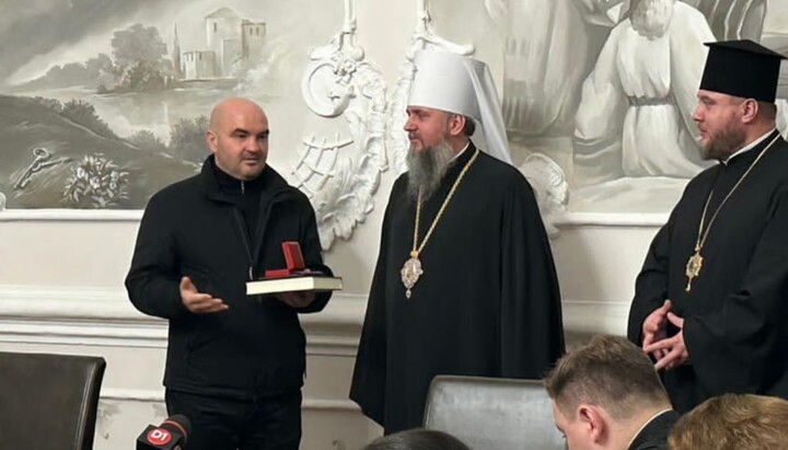 Сергей Думенко награждает за поддержку ПЦУ организатора захватов храмов УПЦ на Киевщине Сергея Возного. Фото: Telegram-канал «Дозор на