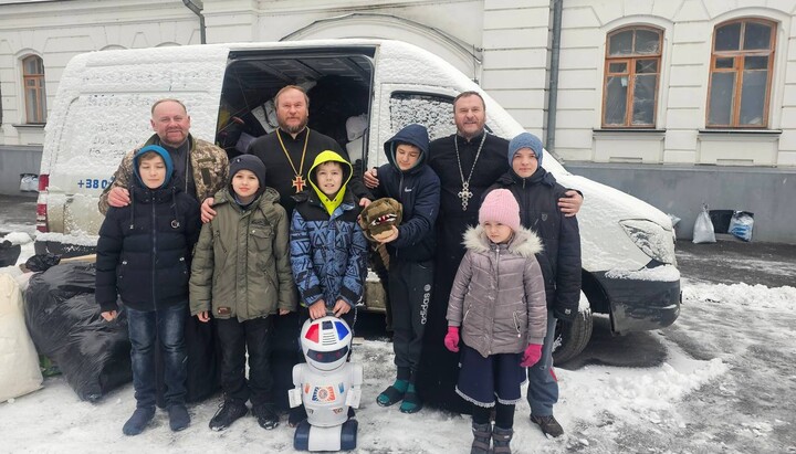Священнослужители УПЦ с гуманитарным грузом в Святогорской лавре. Фото: Telegram-канал «Церква допомагає»