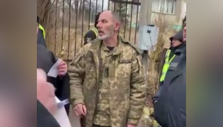 Клірик ПЦУ «хреститься» латинською літерою V. Фото: «Дозор на