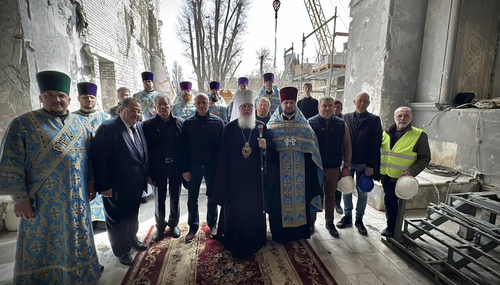 Молебень у зруйнованому Спасо-Преображенському соборі УПЦ в Одесі. Фото: Одеська єпархія