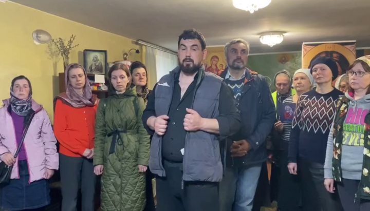 Обращение настоятеля и прихожан Казанской общины УПЦ в Ладыжине. Фото: скриншот видео t.me/kozakTv1