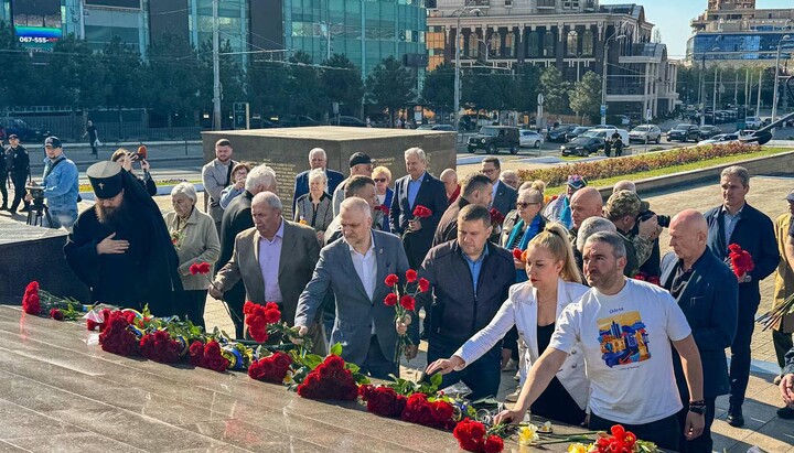 Архієпископ Арцизький Віктор поклав квіти до стели «Крила Перемоги» 10 квітня 2024р. Фото: Одеська єпархія