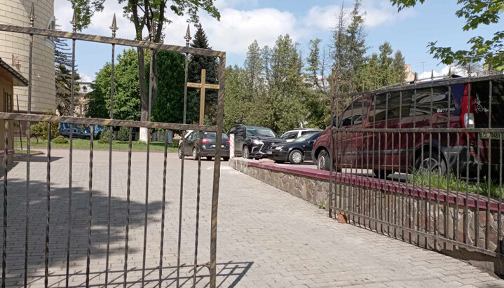 Территория кафедрального Свято-Духовского собора УПЦ в Черновцах. Фото: molbuk.ua