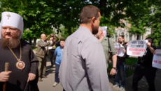 В Черкассах устроили провокацию во время заседания суда по делу иерарха УПЦ