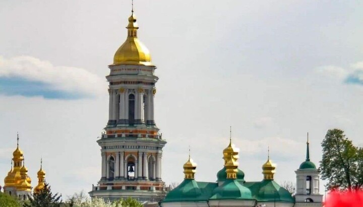 После Светлой седмицы возле Лавры возобновляются молитвенные стояния