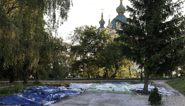 Місце, де стояв Володимиро-Ольгинський храм УПЦ. Фото: fakty.com.ua