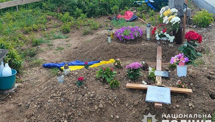Осквернена могила. Фото: Нацполіція