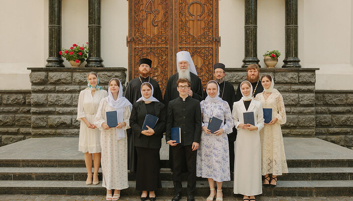 Митрополит Феодор із випускниками. Фото: Кам'янець-Подільське іконописне училище