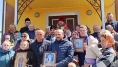 В Мытинцах ПЦУ попыталась силой выселить многодетного священника из дома