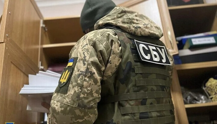 Співробітник СБУ проводить обшук. Архівне фото. Фото: СБУ