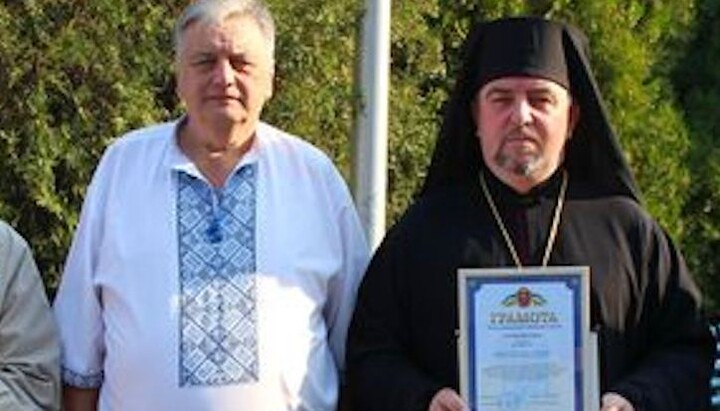 Мер Нетішіна Олександр Супрунюк нагородив представників ПЦУ після захоплення храму УПЦ. Фото: t.me/lavralive