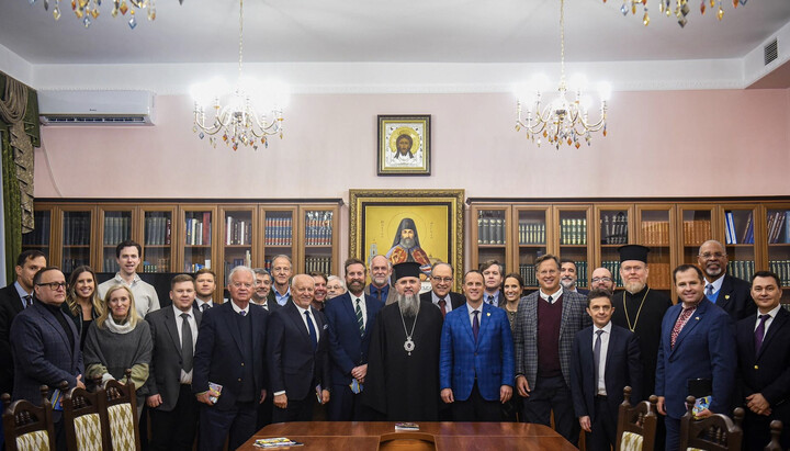 Єпіфаній Думенко та представники США. Фото: pomisna.info