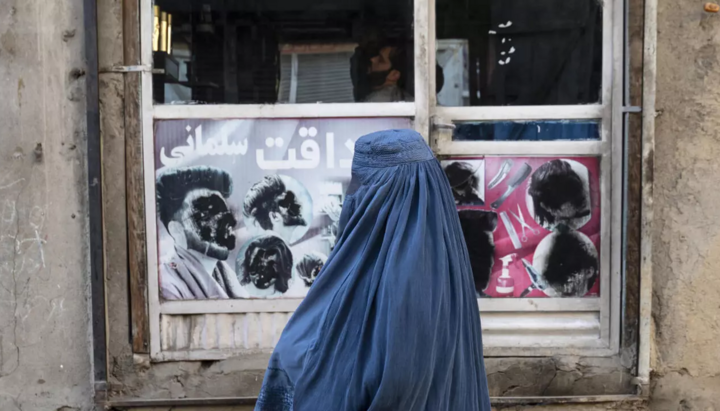 Афганская женщина стоит у окна в Кабуле, 31 января 2024 г. Фото: Wakil Kohsar, AFP