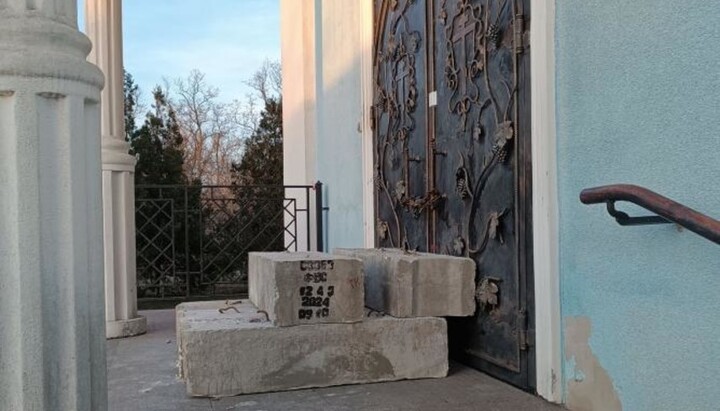 У Кременчуці заарештували 13 бетонних блоків біля собору УПЦ