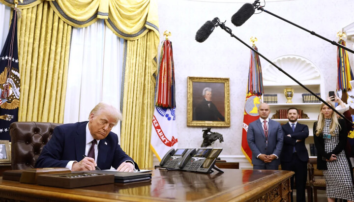 Президент Дональд Трамп підписує низку указів в Овальному кабінеті Білого дому у четвер, 23 січня 2025 року. Анна Манімейкер/Getty Images