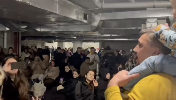 Archdeacon Andriy Palchuk singing in an Odesa bomb shelter. Photo: screenshot t.me/postnoemenypalchuk