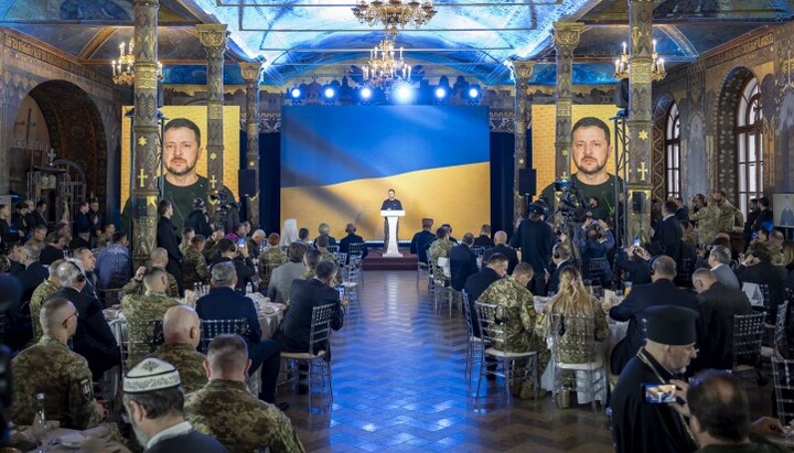 Зеленський на молитовному військовому сніданку у Трапезному храмі лаври. Фото: сайт ОП