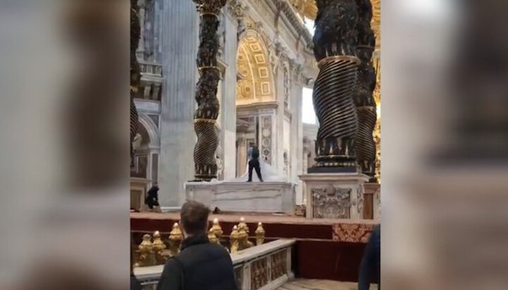 Чоловік заліз на престол у храмі апостола Петра. Фото: regnum