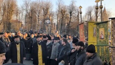 В Сторожинце сотни верующих УПЦ пришли крестным ходом к горсовету