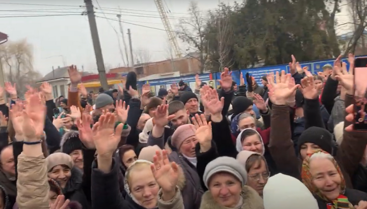 Парафіяни Покровської церкви УПЦ селища Глибока голосують за вірність своїй Церкві. Фото: Скріншот відео Чернівецької єпархії