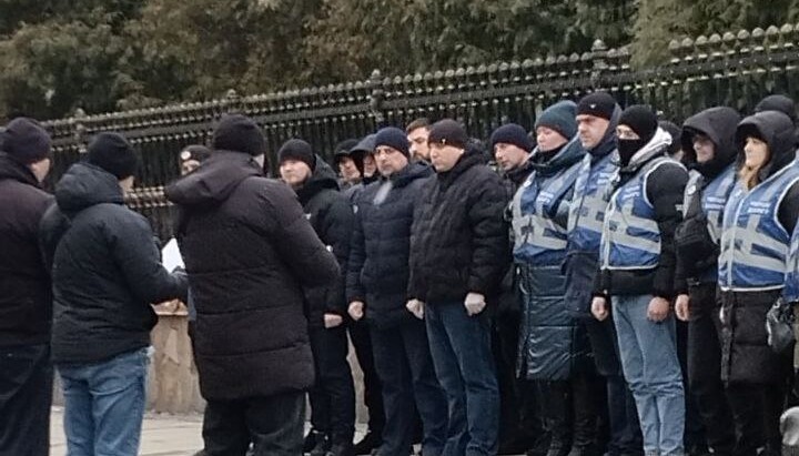 Поліція біля кафедрального собору УПЦ в Чернівцях. Фото: Перший козацький