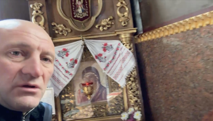 Бондаренко на фоні репродукції Казанської ікони в захопленому кафедральному соборі УПЦ. Фото: фб-сторінка Бондаренко
