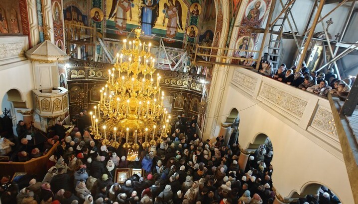 У Чернівцях тисячі парафіян Миколаївського храму підтвердили вірність УПЦ