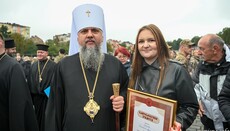 Чиновницю, яка «перевела» до ПЦУ храми Чернівців, нагороджував Епіфаній