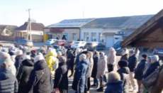 Громада УПЦ у Вендичанах змушена молитися на вулиці після захоплення храму