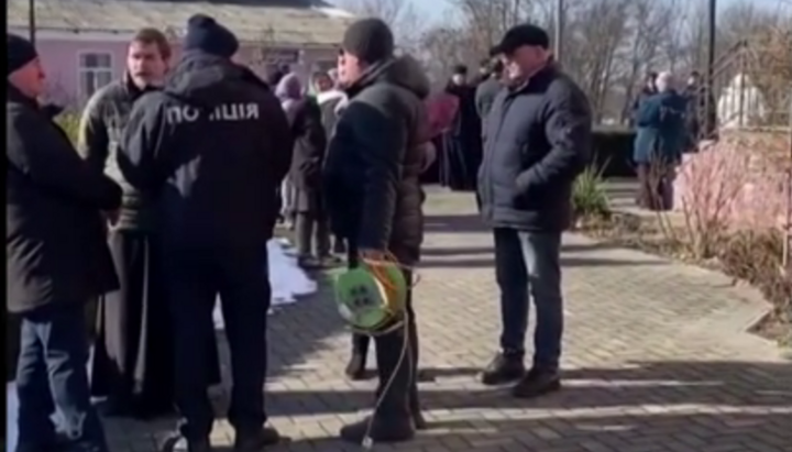 Представники ПЦУ захопили Параскевський храм УПЦ у селі Сербо-Слобідка. Фото: скріншот відео «Дозора»