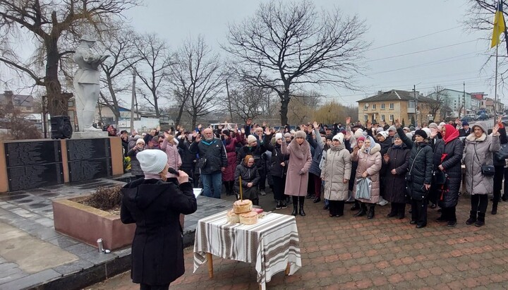 Невідомі люди голосують за переведення приходів УПЦ до ПЦУ у селищі Кельменці. Фото: ПЦУ