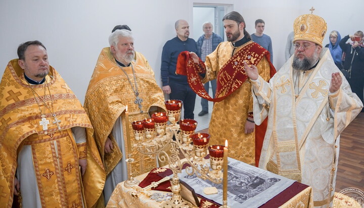 Перша Літургія у храмі преподобного Анатолія Печерського. Фото: kdais.kiev.ua