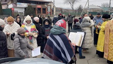 Віряни Корсунь-Шевченківського 9 місяців моляться біля захопленого ПЦУ храму