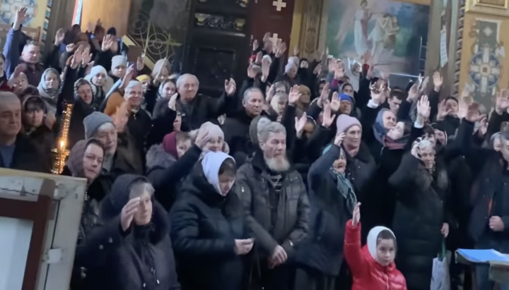 1300 прихожан в Хотине проголосовали за верность УПЦ