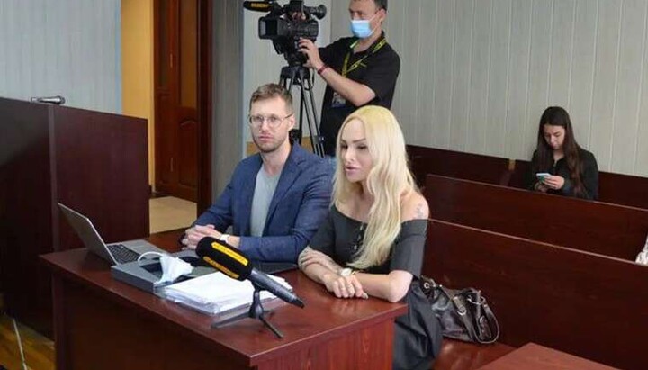 Трансгендер Винниченка (у сукні) на суді. Фото: Антикор
