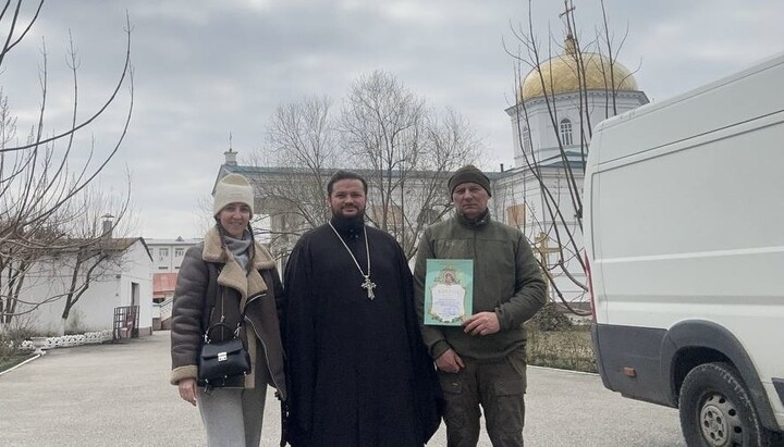 Представники Польської гуманітарної місії та священик УПЦ. Фото: Херсонська єпархія