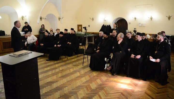 Директор заповідника розповідає клірикам ПЦУ про майбутнє чернечого життя. Фото: Фейсбук заповідника