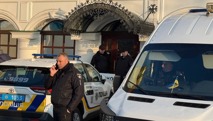 Поліція на території Києво-Печерської лаври. Фото: Телеграм-канал Микити Чекмана
