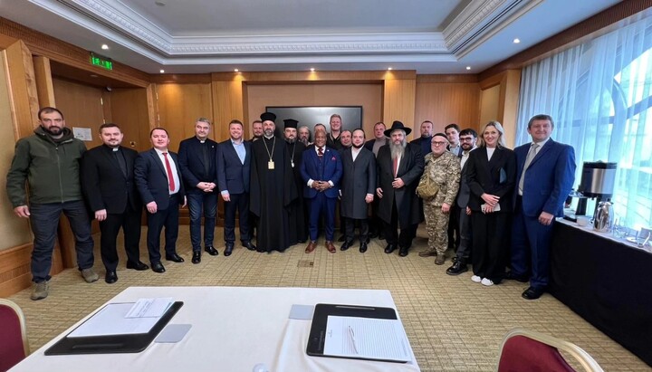 Форум влади та релігійних осіб із пастором Бернсом. Фото: Фейсбук Бернса