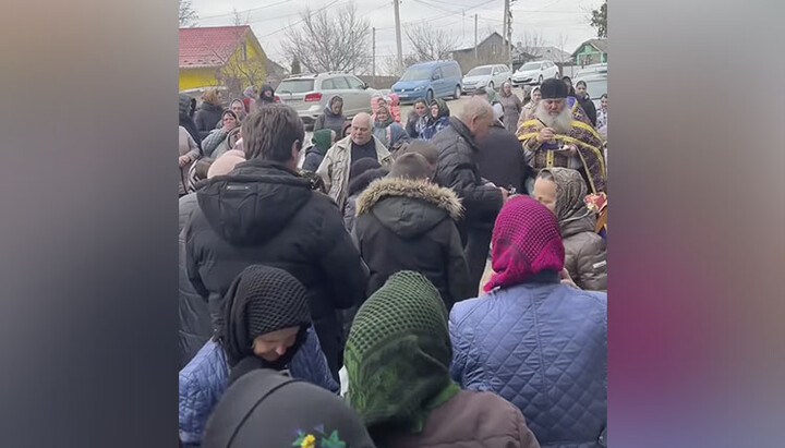 Богослужіння в Малютинцях під відкритим небом. Фото: Фейсбук Миколаївської громади