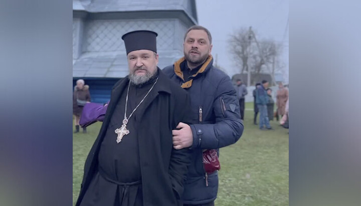 «Настоятель» захваченного храма в Дубовцах (слева) нетвердо держался на ногах. Фото: СПЖ