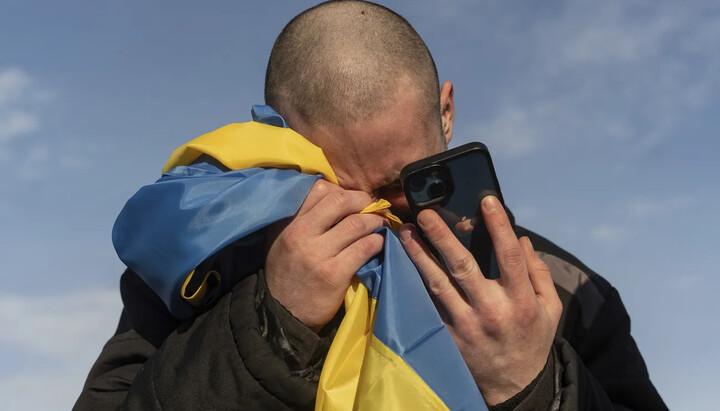 Украинец с флагом. Фото: The Associated Press