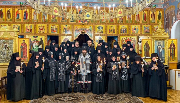 Архієпископ Віктор з монахинями і схимонахинями. Фото: пресслужба Одеської єпархії