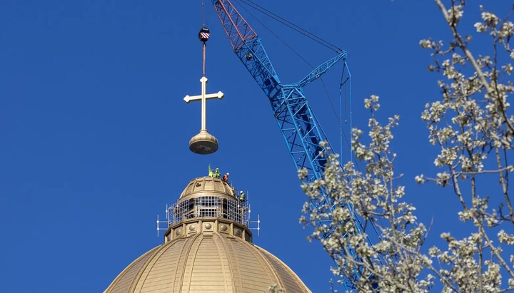 Встановлення хреста на купол Національного собору Румунії. Фото: Basilica