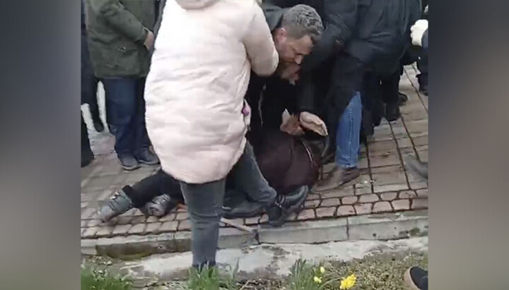 Грищук прорывается к храму УПЦ в Верхних Становцах. Фото: СПЖ