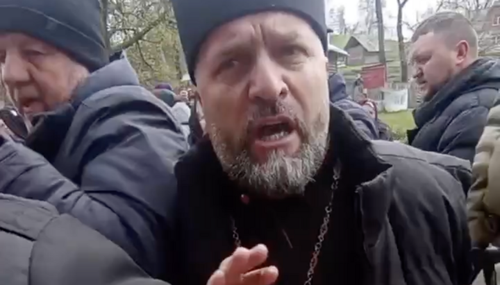 Люди, які приїхали з інших сіл, штурмують храм УПЦ у Верхніх Становцях. Фото: СПЖ