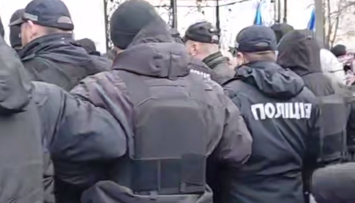 Поліція створила живий коридор для прихильників ПЦУ у Верхніх Станівцях. Фото: скріншот відео t.me/orthobuk