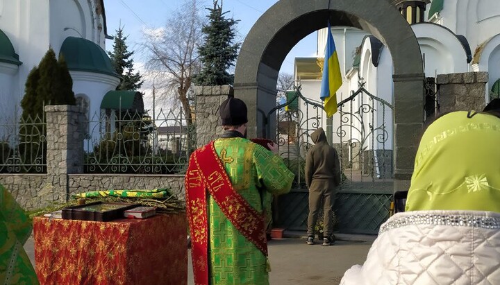 OCU activist disrupts service near the UOC Church of the Savior Not Made by Hands in Korsun-Shevchenkivskyi. Photo: Dozor