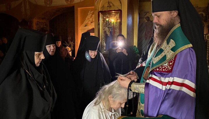 Архієпископ Арцизький Віктор постригає монахиню у Воскресенському монастирі УПЦ. Фото: Одеська єпархія